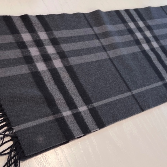 BURBERRY Cashmere Smoked Check Pattern Scarf 70" x 12" - Picture 2 of 5